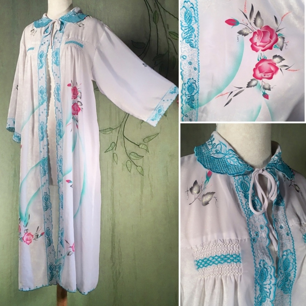 🚫SOLD🚫 Vintage roses and blue lace kimono robe